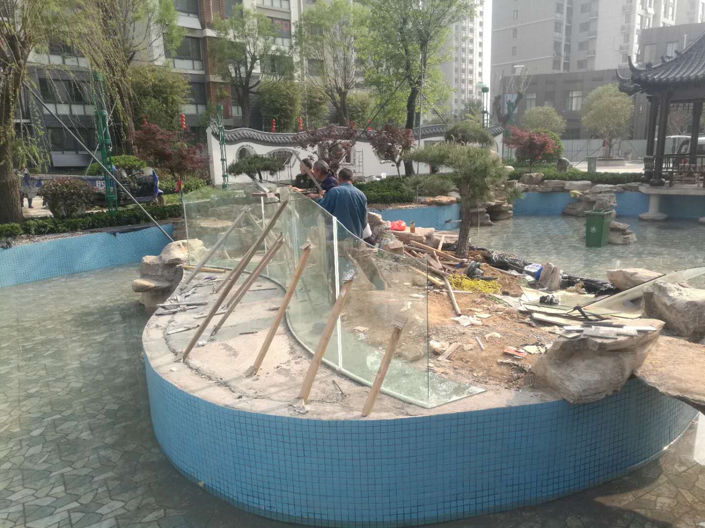 泰安天竺佳苑双S异形水幕墙&鱼缸(图1)
